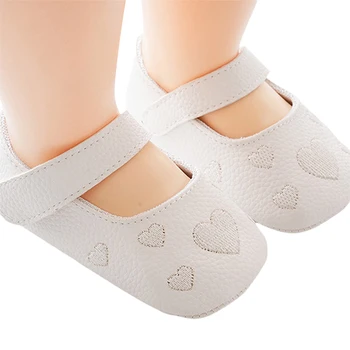 Обувь для первых прогулок для маленьких мальчиков и девочек на нескользящей мягкой подошве с принтом в виде сердца Для малышей, Повседневная обувь для новорожденных на открытом воздухе
