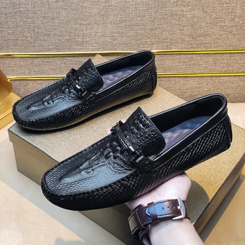 Черные мужские лоферы, модная летняя обувь 2023 года, Новые удобные мужские туфли на плоской подошве с кожаной подкладкой, мужская повседневная обувь классического оригинального стиля.